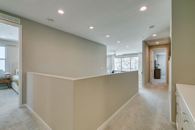 Building Photo - Luxury Rental with Mountain Views in Gated Henderson Community