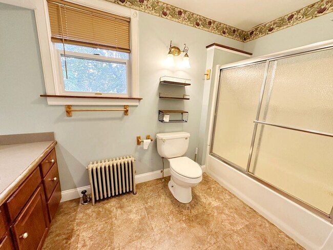 Building Photo - Beautiful 3 BR 1.5 BA Leominster SFH