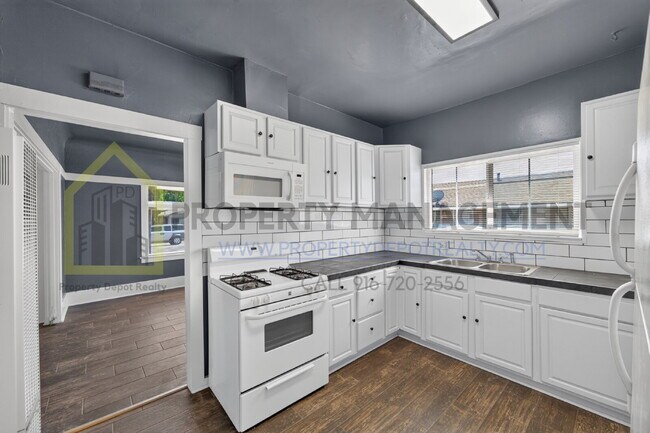 Building Photo - Charming 2-Bedroom Bungalow Retreat in Sacramento