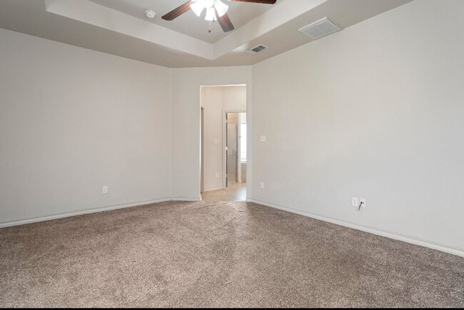 Building Photo - 4 bed 2 bath in North Pointe now available