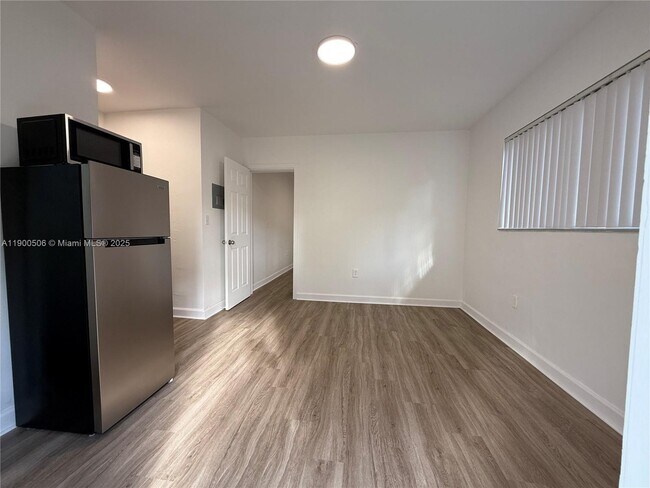 Building Photo - 1120 NW 32nd Ct