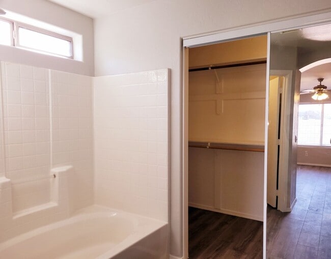 Building Photo - Mesa 3 bedroom home for rent!