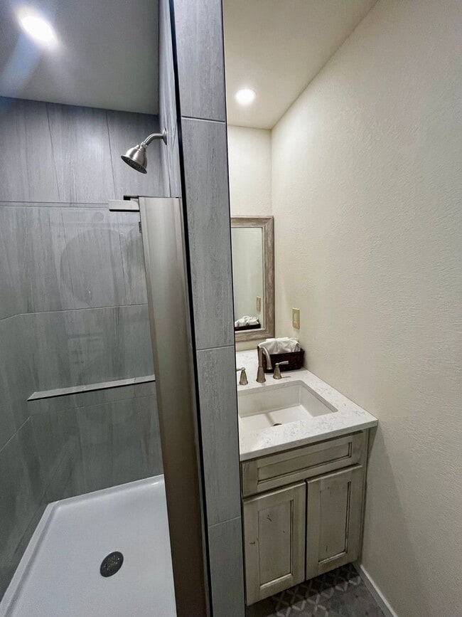 Building Photo - Executive Rental on Riverside Country Club...