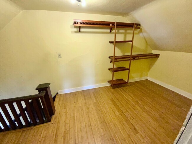 Building Photo - Unique Vintage 1 Bedroom 1 Bath Apartment ...