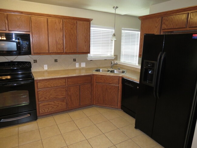 Building Photo - Gorgeous 3 bedroom 2 bath home in desired ...