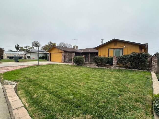 Building Photo - SW Visalia home available soon