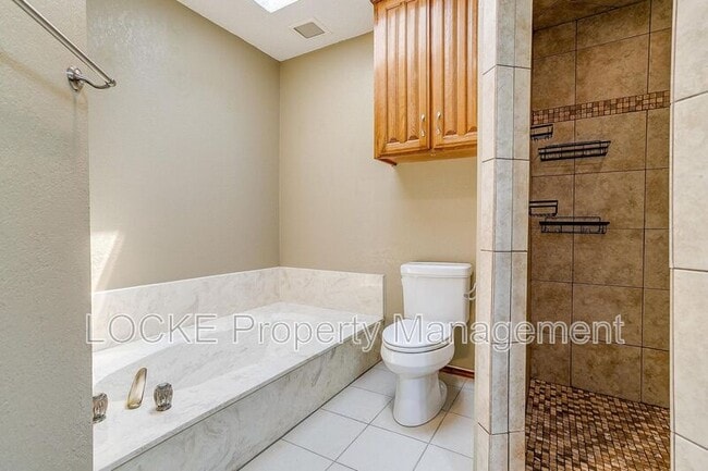 Building Photo - 6428 Lago Vista Dr