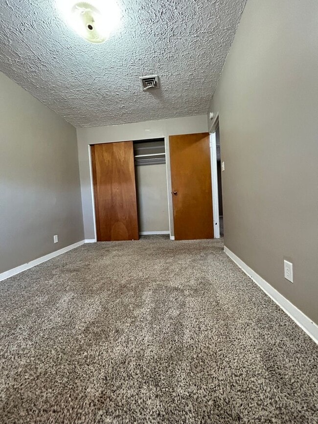 Building Photo - Spacious Home, Great Location