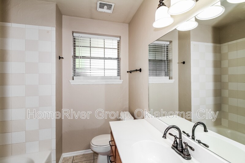 Building Photo - 2521 Ridgewood Dr