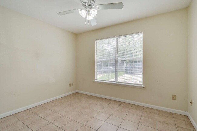 Building Photo - 1 bedroom and 1 bathroom in a 3x3 duplex STEPS AWAY FROM CAMPUS