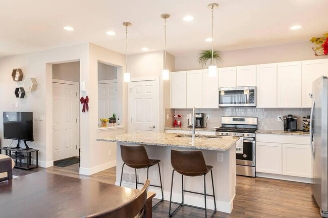 Building Photo - Stunning 3 bedroom home!