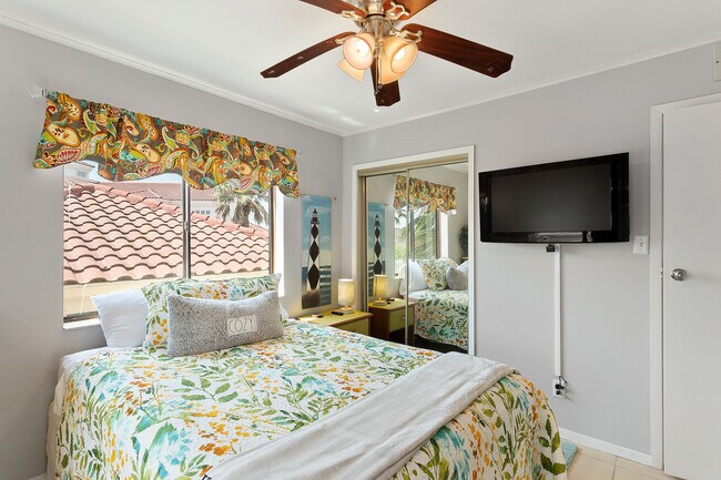 Building Photo - 208 W Saturn Ln