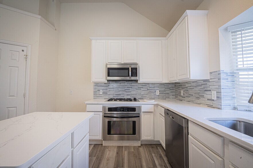 Building Photo - 4522 Oak Shores Dr