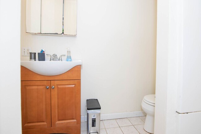 Building Photo - WOW!  MASSIVE 5 BED/2 BATH NEAR B.U.