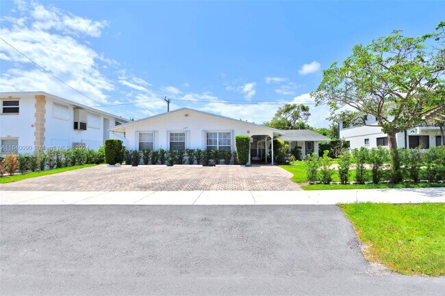 Building Photo - 2160 NE 56th St