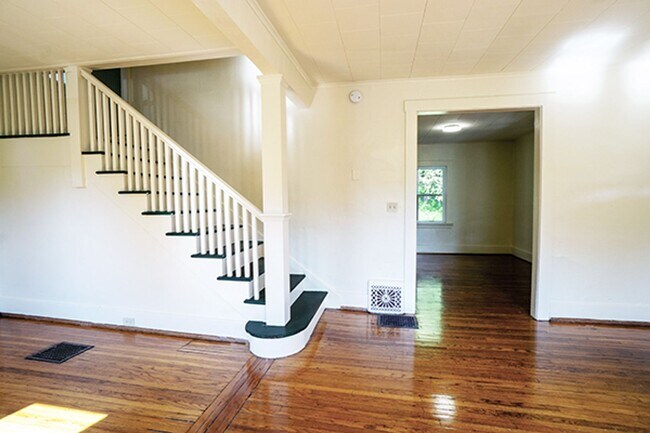 Building Photo - Available 6/1/2026 Charming Home With Priv...