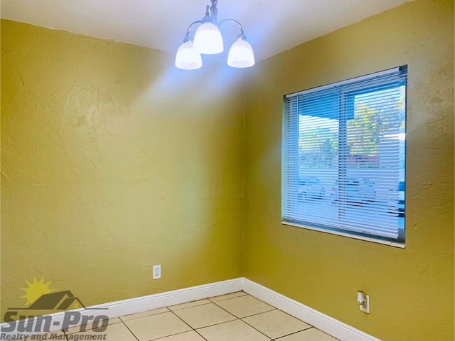 Building Photo - 900 S Peninsula Dr