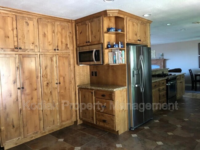 Building Photo - 3397 Eastwood Dr