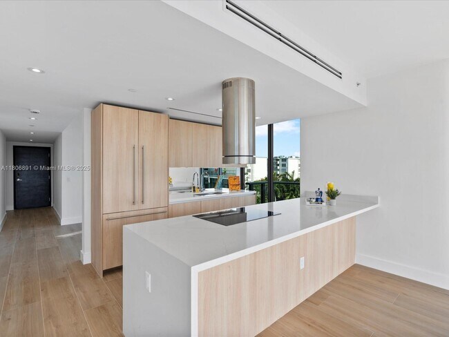 Building Photo - 9901 W Bay Harbor Dr
