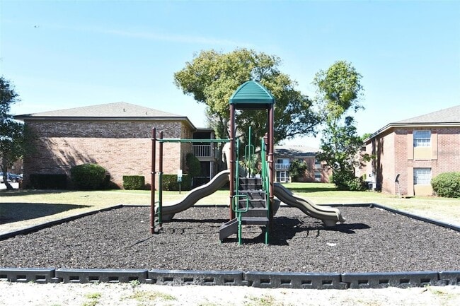 Building Photo - 452 Banyon Tree Cir