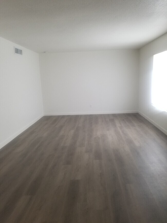 Large living room - 1819 S Windsor