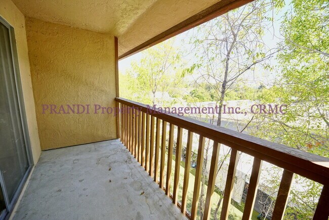 Building Photo - Top Floor Condo with New Flooring and Deck