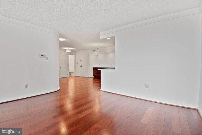 Building Photo - 1101 S Arlington Ridge Rd