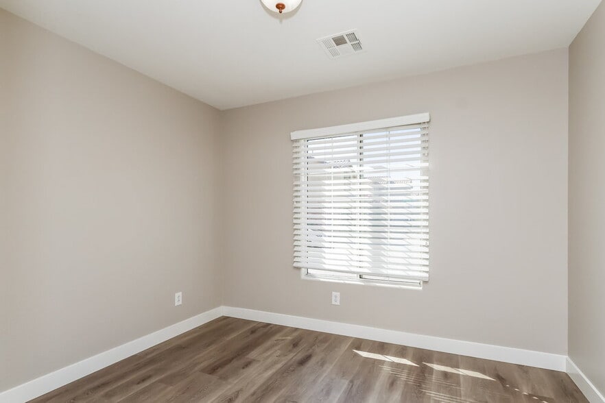 Building Photo - 4792 W Shelbourne Ave