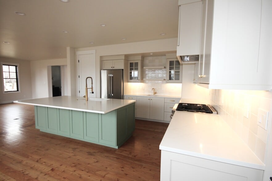 Building Photo - 1023 Creekview Dr