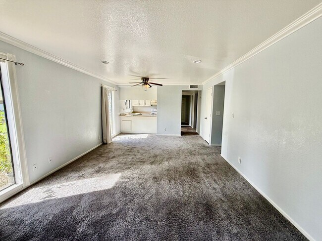 Building Photo - great condo in roseville available now