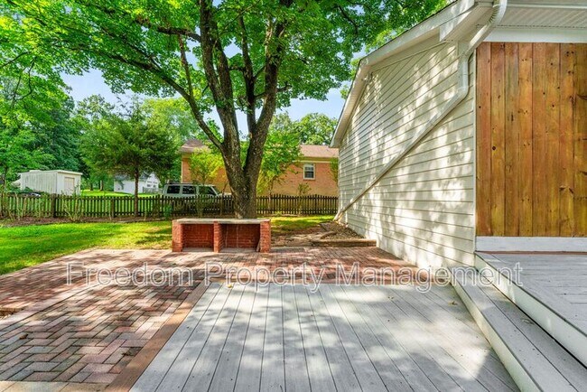 Building Photo - 8513 Thomas Dr