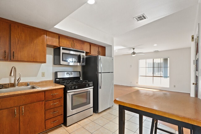 Building Photo - 1824 S Barrington Ave