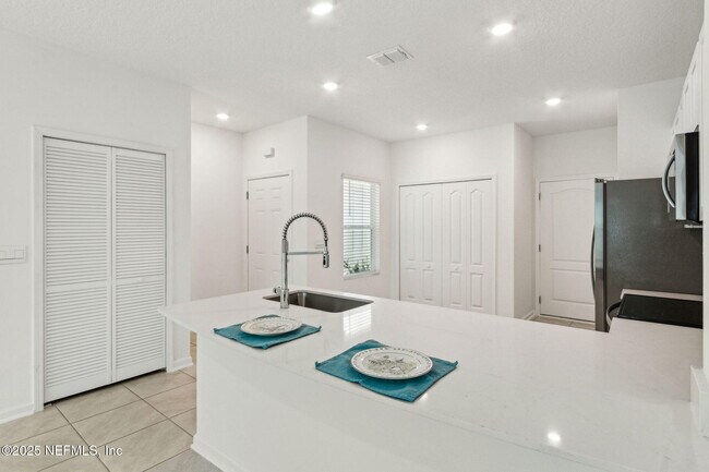 Building Photo - 64 Playa De Luna Ln