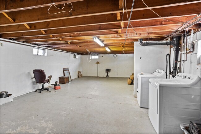 Building Photo - 13 Genetti St