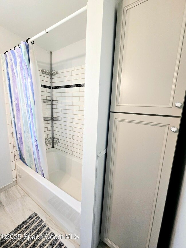 Building Photo - 484 Poinciana Dr