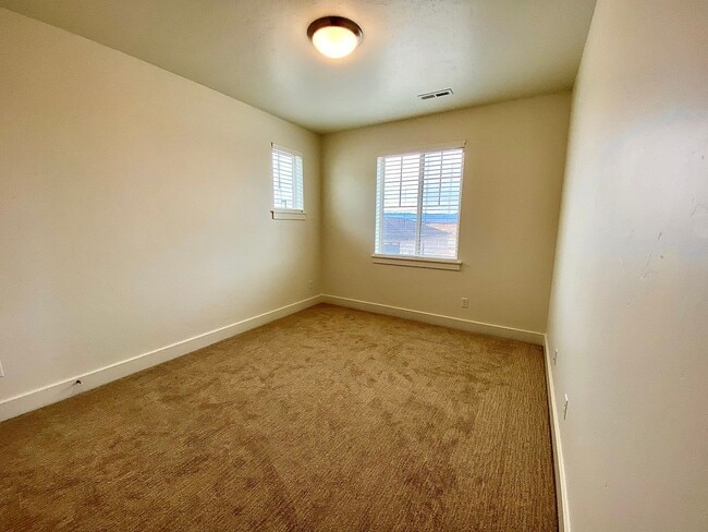 Building Photo - Beautiful Custom 6 Bedroom (2 Primary Bedr...