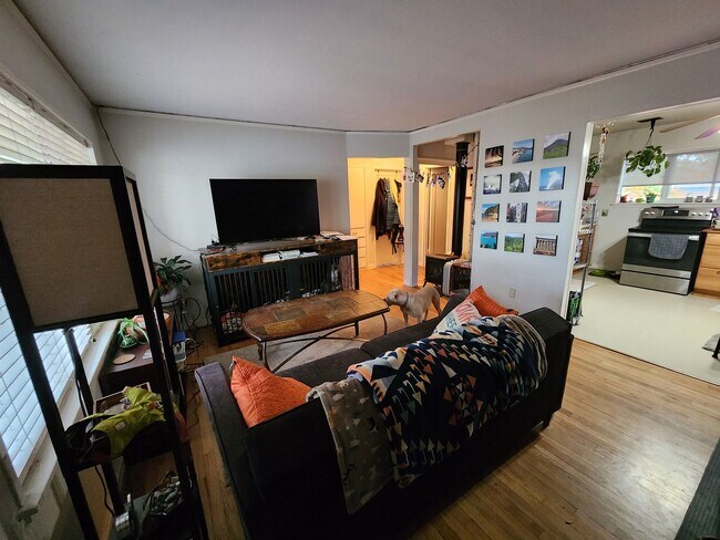 Building Photo - MOVE-IN SPECIAL $500 OFF!  2BD/1BA House with Bonus Room (Extra Bedroom)!