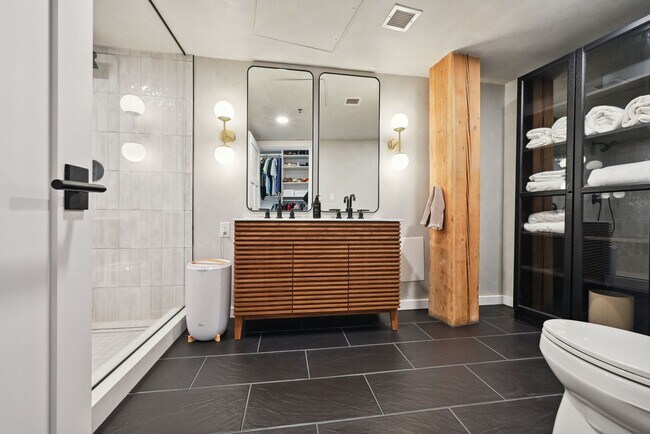 Building Photo - Luxurious Corner 2 BR/ 2 BA Franklin Loft ...