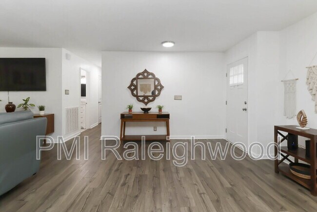 Building Photo - 5017 Gatewood Dr