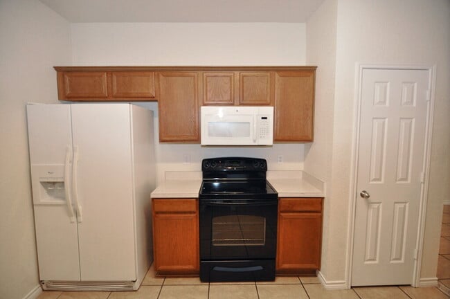 Building Photo - "Warm And Welcoming 3-2-2 With Open Living In a Prime Location!"