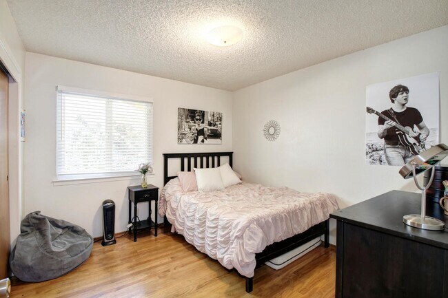 Building Photo - Great Central Davis 3 bedroom 2 bath home