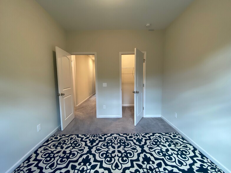 Building Photo - Room in Townhome on Ainslie Downs St