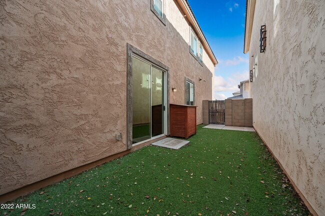 Building Photo - 2185 S Sanders Dr
