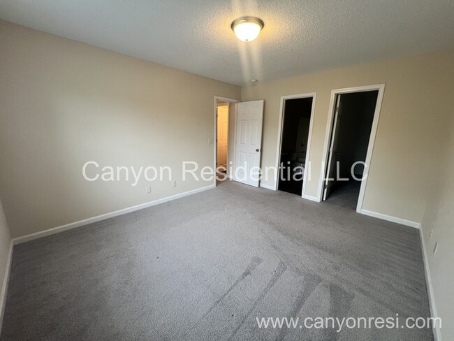 Building Photo - Beautiful 3b Room! Move in ready!