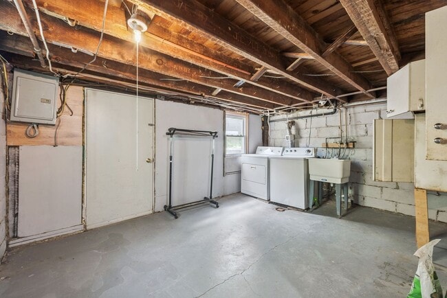 Building Photo - Stunning 2 Bedroom home in Greensburg avai...