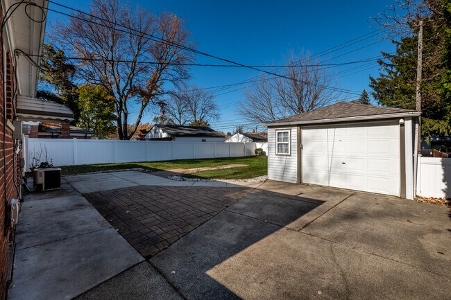 Building Photo - 429 E La Salle Ave