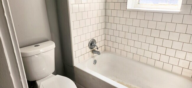 Building Photo - "Charming 2-Bedroom Duplex in St Louis – Your Next Cozy Retreat Awaits!"