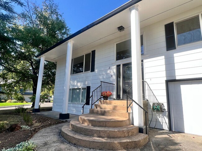 Building Photo - Mini Mansion in Salmon creek in mature nei...
