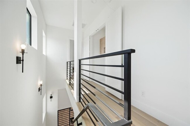 Building Photo - 5905 Fairdale Ln