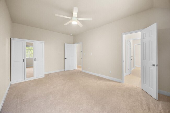 Building Photo - 7 Bed Home for August!
